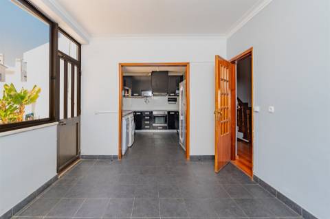 Moradia T2+1, em banda com Jardim, churrasqueira e garagem - Pau Gordo.