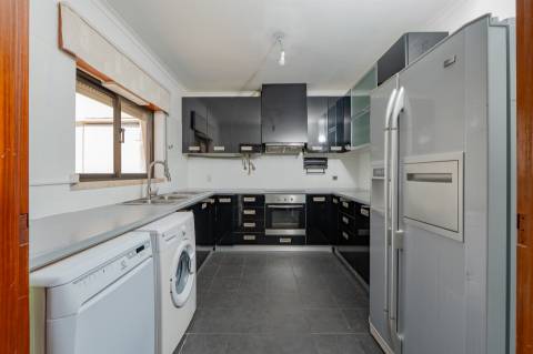 Moradia T2+1, em banda com Jardim, churrasqueira e garagem - Pau Gordo.