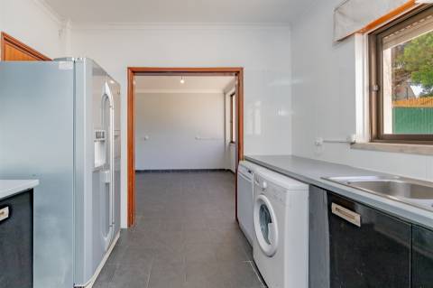 Moradia T2+1, em banda com Jardim, churrasqueira e garagem - Pau Gordo.