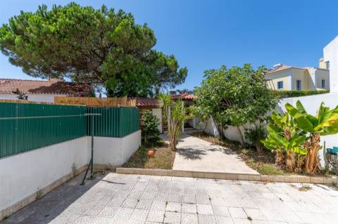 Moradia T2+1, em banda com Jardim, churrasqueira e garagem - Pau Gordo.