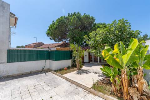 Moradia T2+1, em banda com Jardim, churrasqueira e garagem - Pau Gordo.