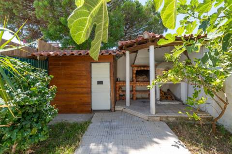 Moradia T2+1, em banda com Jardim, churrasqueira e garagem - Pau Gordo.