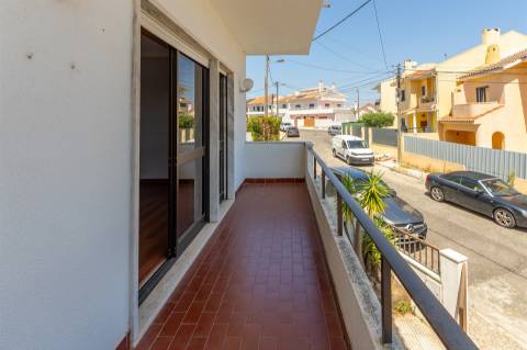 Moradia T2+1, em banda com Jardim, churrasqueira e garagem - Pau Gordo.