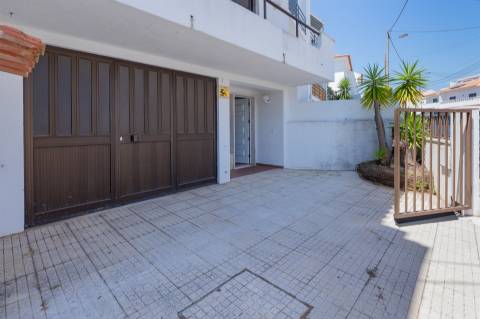 Moradia T2+1, em banda com Jardim, churrasqueira e garagem - Pau Gordo.