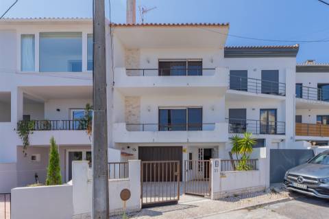 Moradia T2+1, em banda com Jardim, churrasqueira e garagem - Pau Gordo.