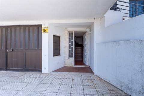 Moradia T2+1, em banda com Jardim, churrasqueira e garagem - Pau Gordo.