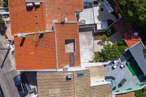 Moradia T2+1, em banda com Jardim, churrasqueira e garagem - Pau Gordo.