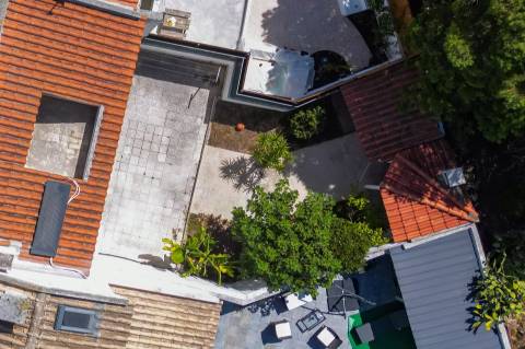 Moradia T2+1, em banda com Jardim, churrasqueira e garagem - Pau Gordo.