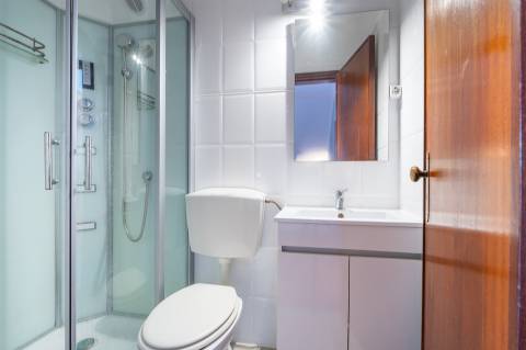 Moradia T2+1, em banda com Jardim, churrasqueira e garagem - Pau Gordo.