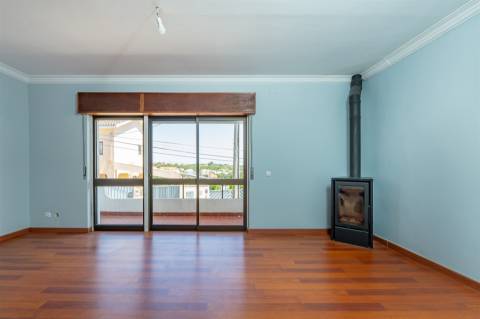 Moradia T2+1, em banda com Jardim, churrasqueira e garagem - Pau Gordo.