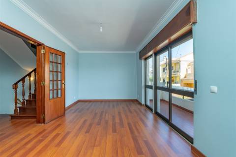 Moradia T2+1, em banda com Jardim, churrasqueira e garagem - Pau Gordo.