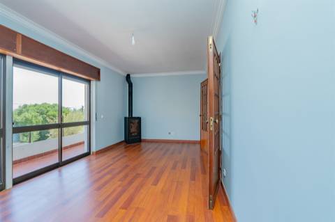 Moradia T2+1, em banda com Jardim, churrasqueira e garagem - Pau Gordo.