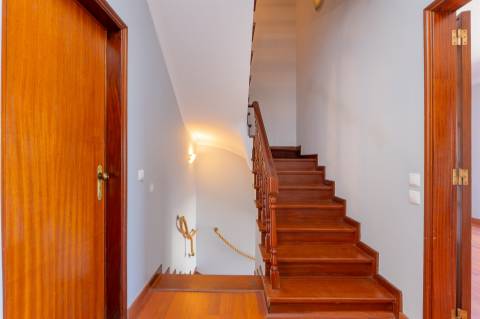 Moradia T2+1, em banda com Jardim, churrasqueira e garagem - Pau Gordo.