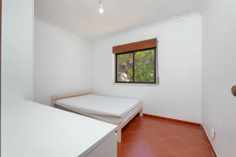 Moradia T2+1, em banda com Jardim, churrasqueira e garagem - Pau Gordo.