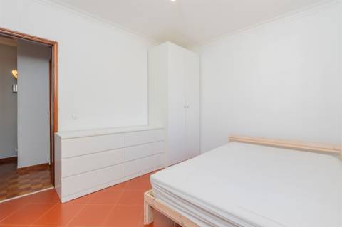 Moradia T2+1, em banda com Jardim, churrasqueira e garagem - Pau Gordo.