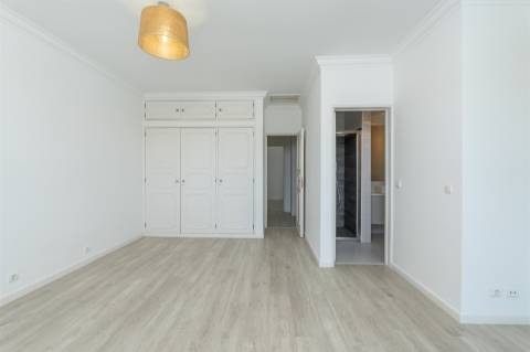 Moradia de 4 assoalhadas com vista total de mar em São Pedro Estoril