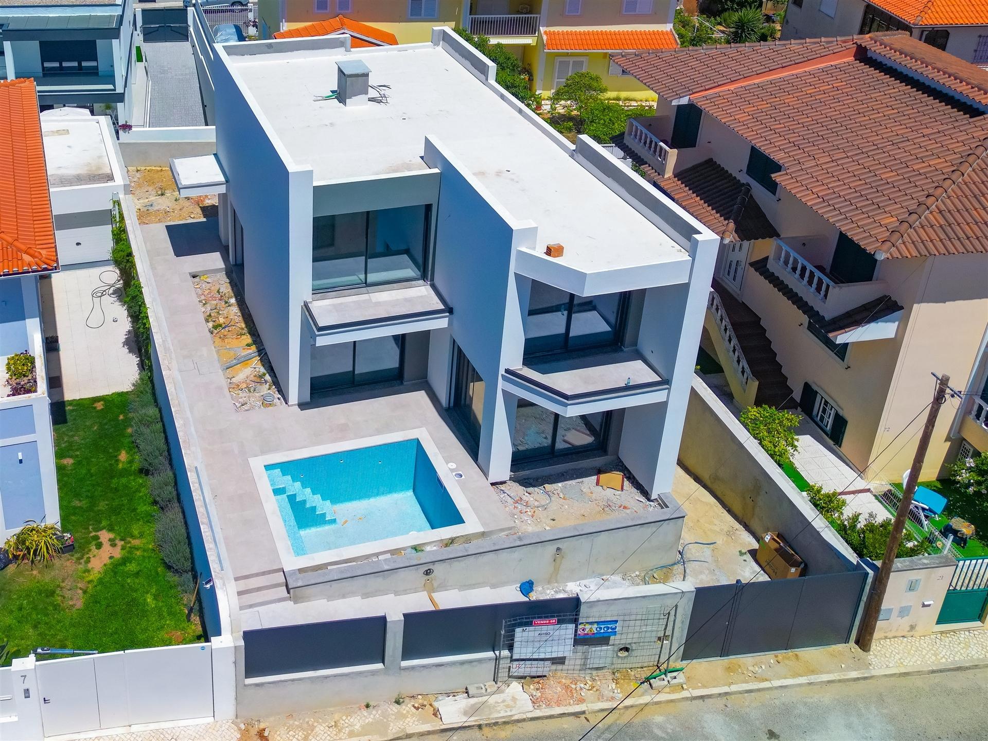 Moradia T3 independente, Nova com Piscina