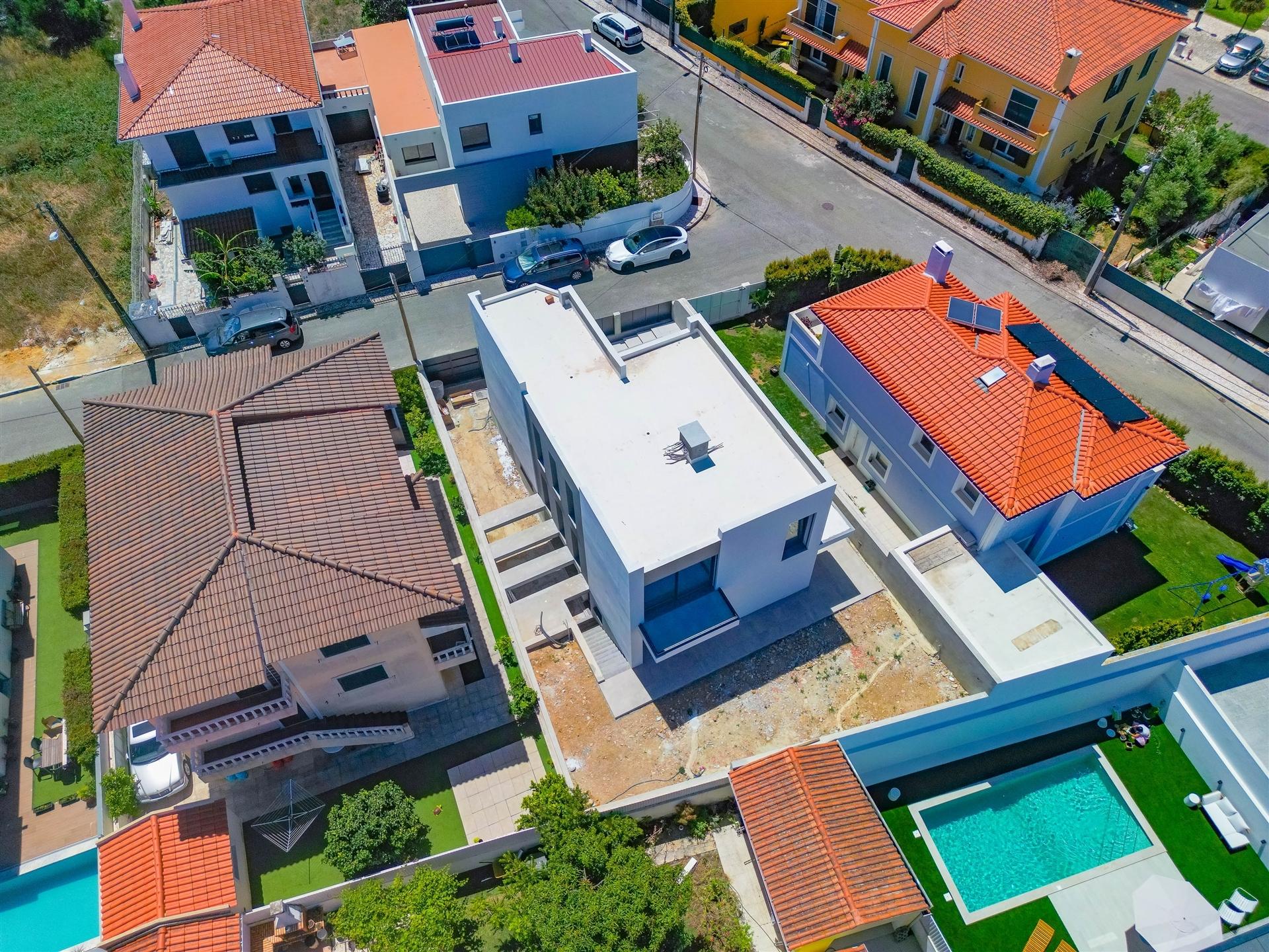 Moradia T3 independente, Nova com Piscina
