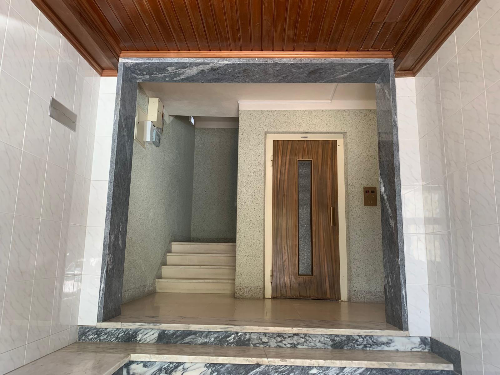 Apartamento T2 por remodelar em Mem Martins.
