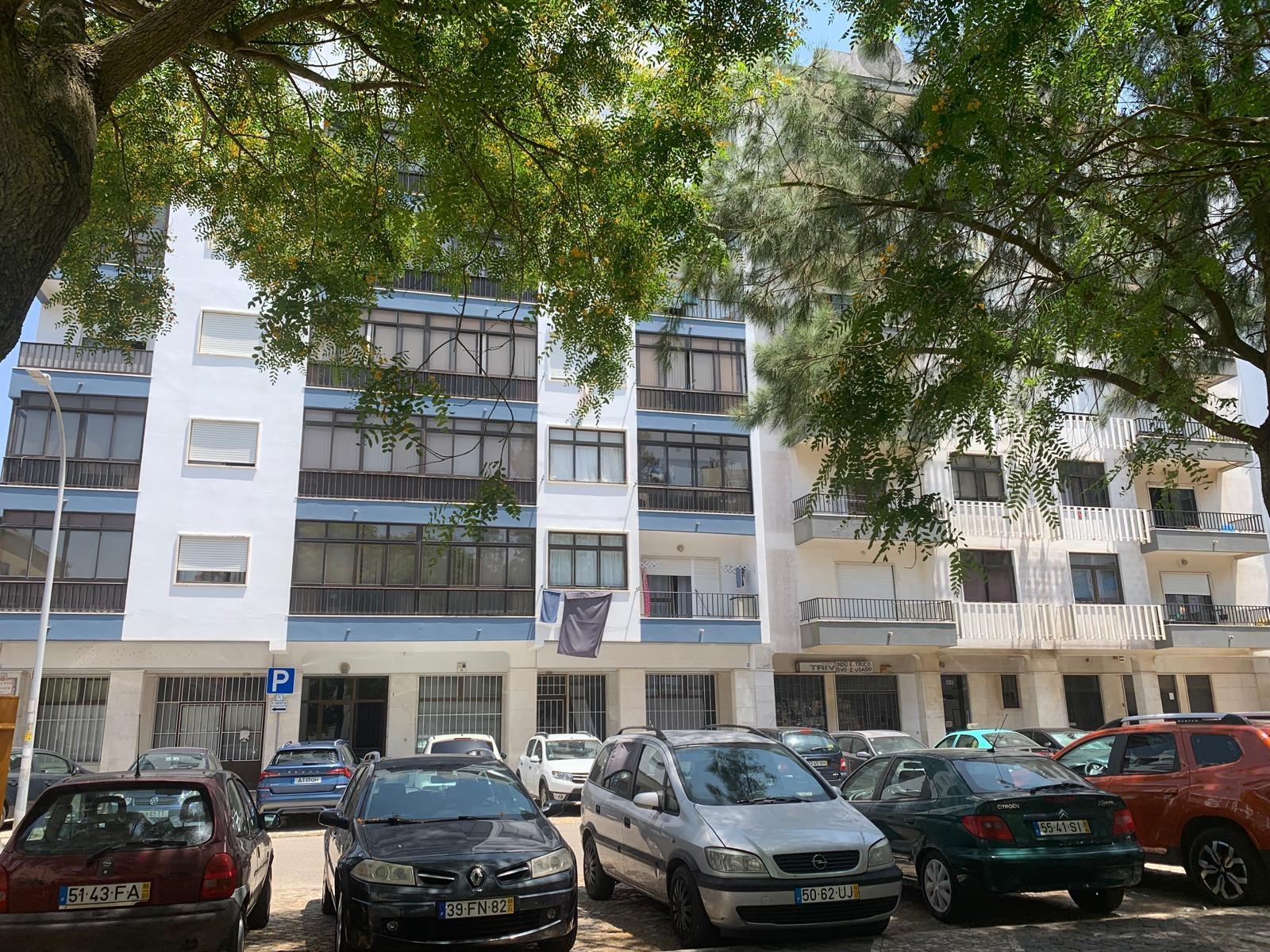 Apartamento T2 por remodelar em Mem Martins.
