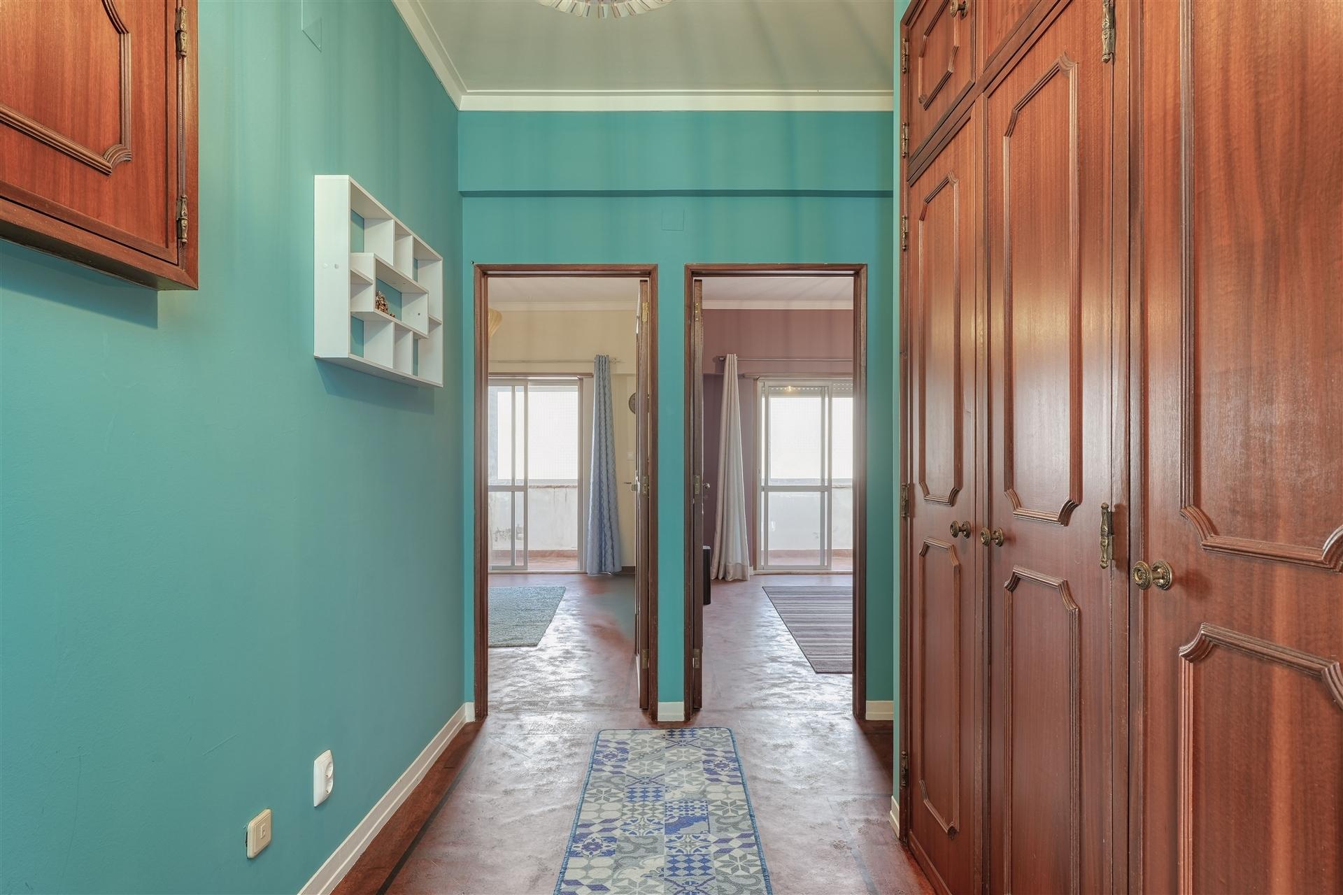 Apartamento T2, situado numa zona residencial tranquila de Mem Martins, no concelho de Sintra.