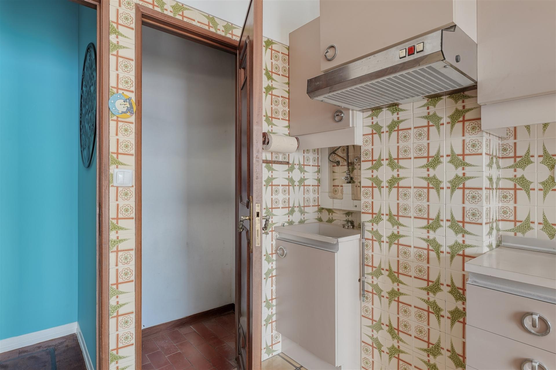 Apartamento T2, situado numa zona residencial tranquila de Mem Martins, no concelho de Sintra.
