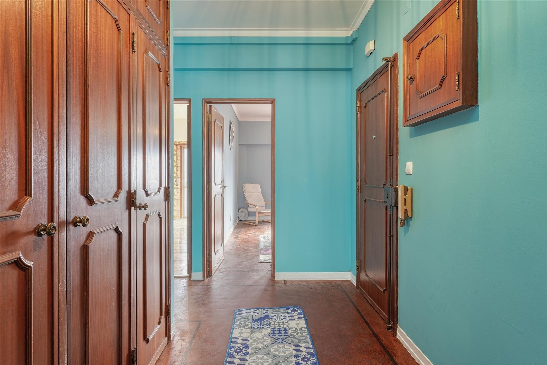 Apartamento T2, situado numa zona residencial tranquila de Mem Martins, no concelho de Sintra.