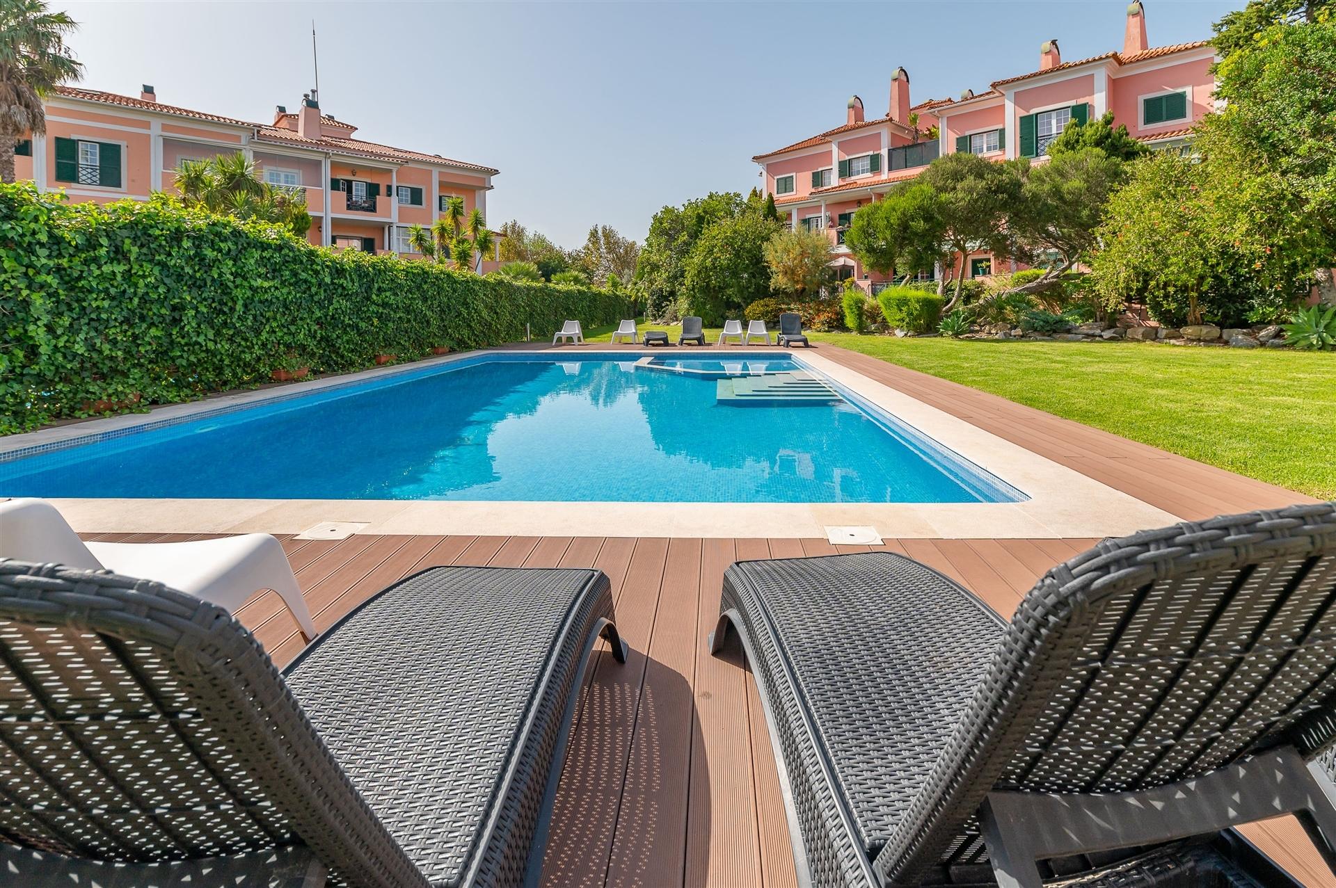Apartamento T2 Remodelado com Terraço Privativo na Prestigiada Quinta da Beloura