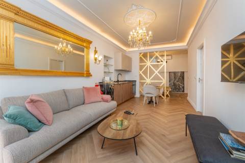 Apartamento T0 Elegante e Totalmente Equipado no Coração da Misericórdia, Lisboa  &#8203;&#8203;&#8203;&#8203;&#8203;&#8203;&#8203;Remodelado