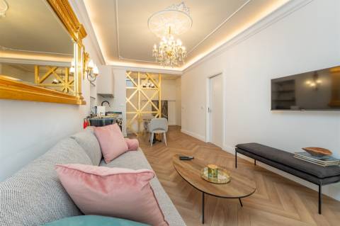 Apartamento T0 Elegante e Totalmente Equipado no Coração da Misericórdia, Lisboa  &#8203;&#8203;&#8203;&#8203;&#8203;&#8203;&#8203;Remodelado