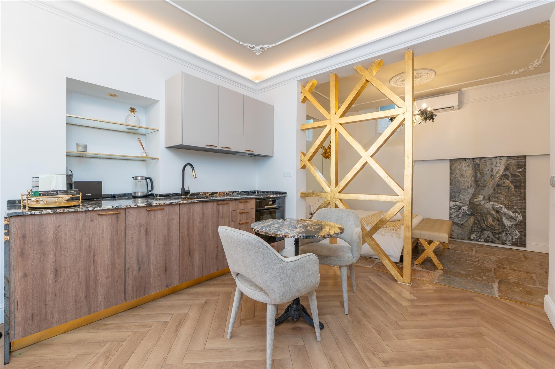 Apartamento T0 Elegante e Totalmente Equipado no Coração da Misericórdia, Lisboa  &#8203;&#8203;&#8203;&#8203;&#8203;&#8203;&#8203;Remodelado