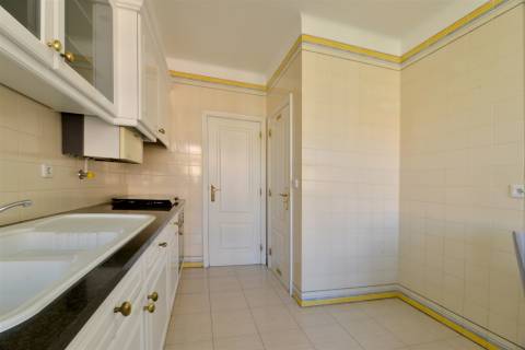 Apartamento T2 Mobilado no Bairro do Rosário – Guia, Cascais