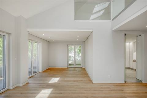 Apartamento T3 + 1 Duplex no Centro de Carcavelos - Cascais