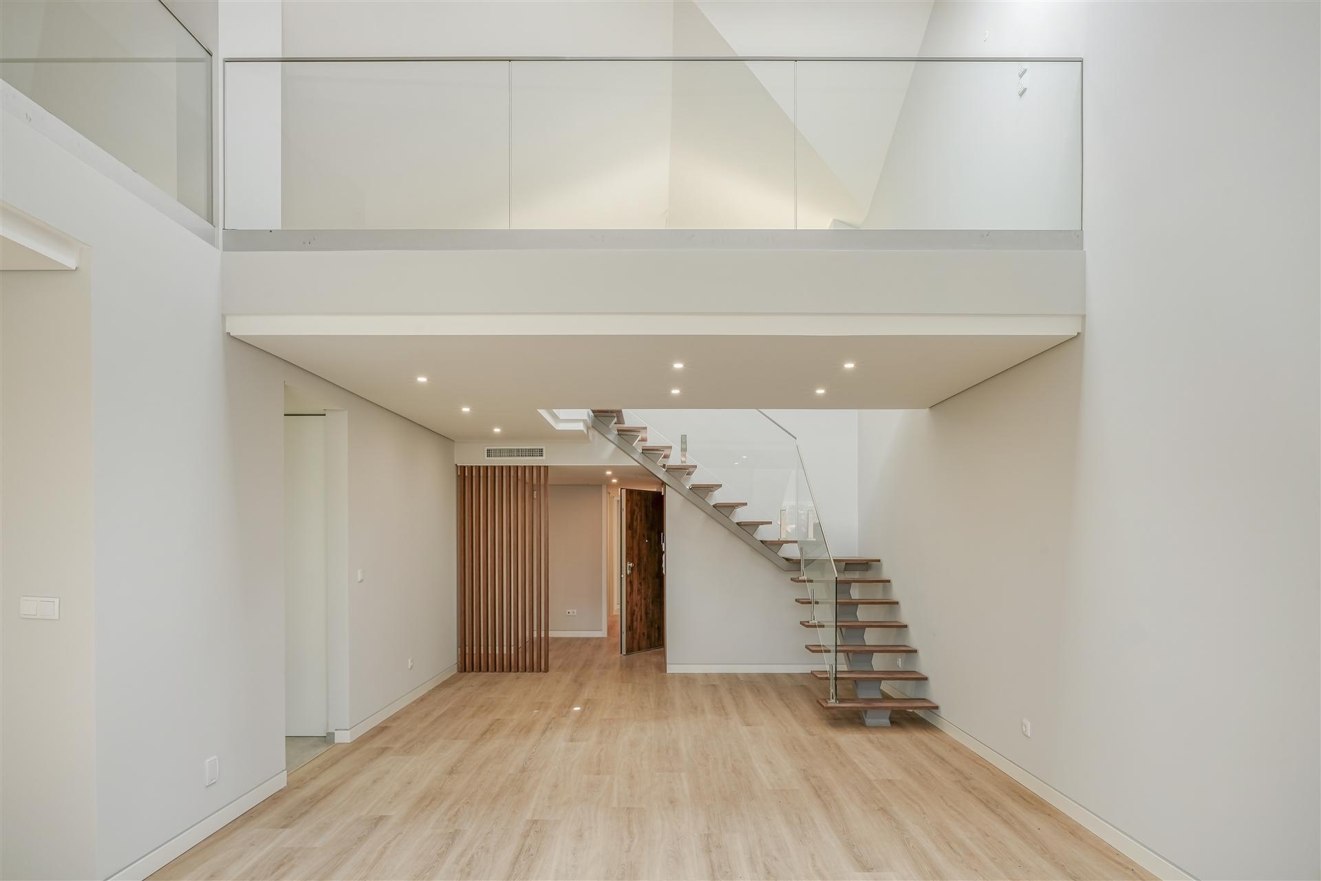 Apartamento T3 + 1 Duplex no Centro de Carcavelos - Cascais