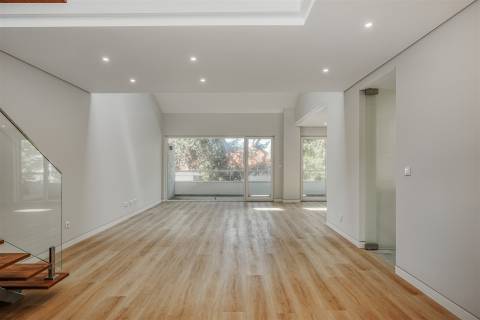 Apartamento T3 + 1 Duplex no Centro de Carcavelos - Cascais