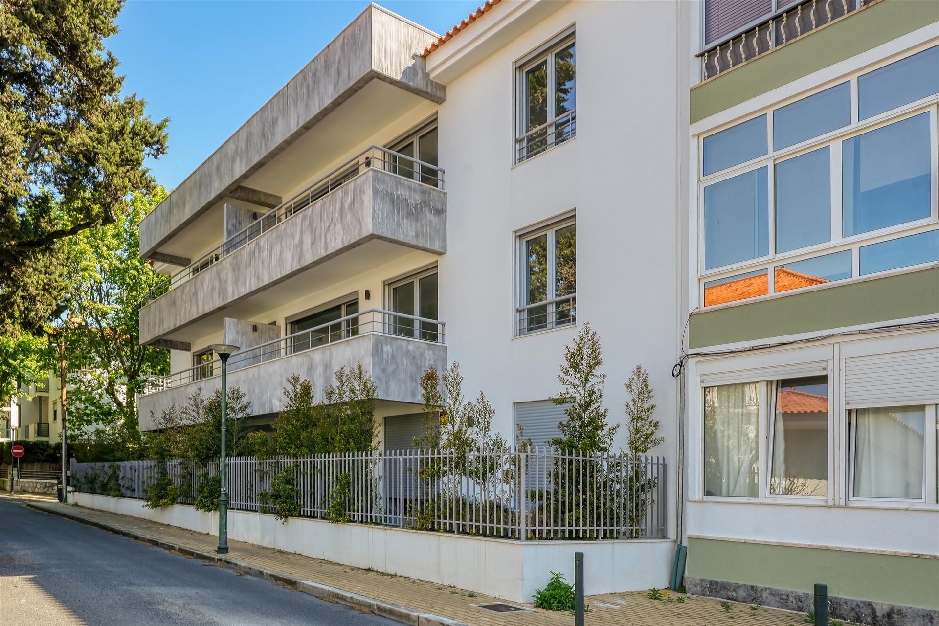Moderno Apartamento  T3+1 no Centro de Carcavelos.