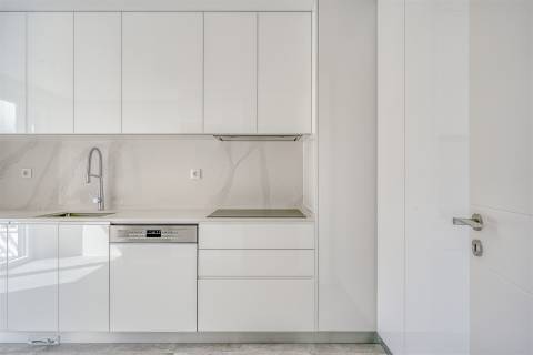 Moderno Apartamento  T3+1 no Centro de Carcavelos.