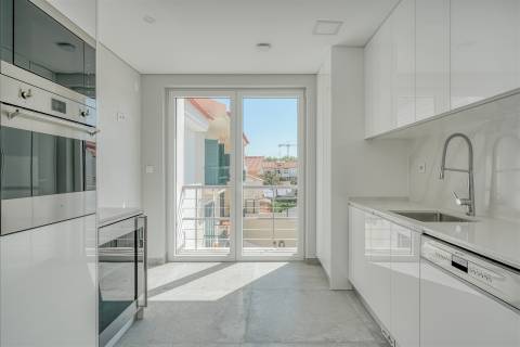 Moderno Apartamento  T3+1 no Centro de Carcavelos.