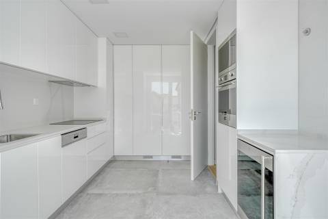 Moderno Apartamento  T3+1 no Centro de Carcavelos.