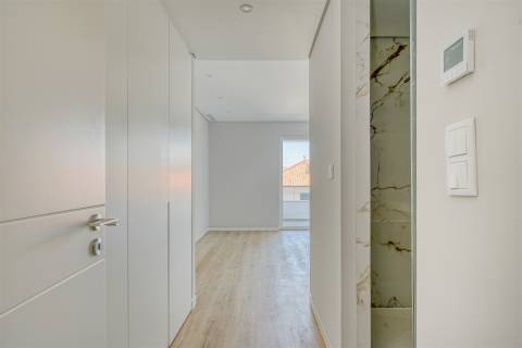 Moderno Apartamento  T3+1 no Centro de Carcavelos.