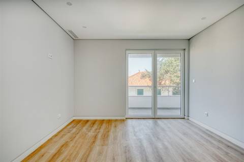 Moderno Apartamento  T3+1 no Centro de Carcavelos.