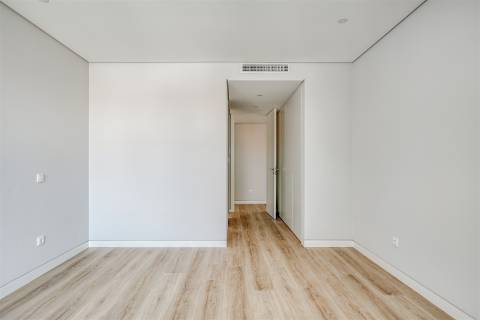 Moderno Apartamento  T3+1 no Centro de Carcavelos.