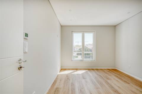 Moderno Apartamento  T3+1 no Centro de Carcavelos.