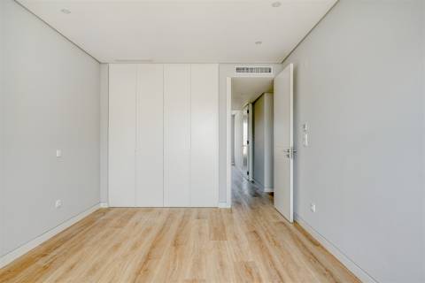 Moderno Apartamento  T3+1 no Centro de Carcavelos.