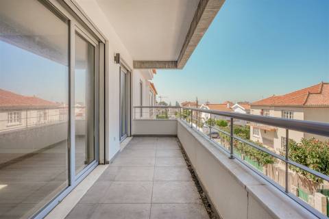 Moderno Apartamento  T3+1 no Centro de Carcavelos.