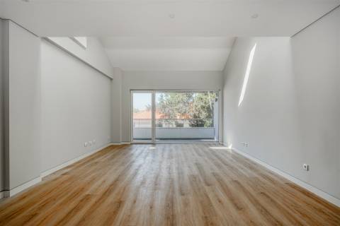 Moderno Apartamento  T3+1 no Centro de Carcavelos.