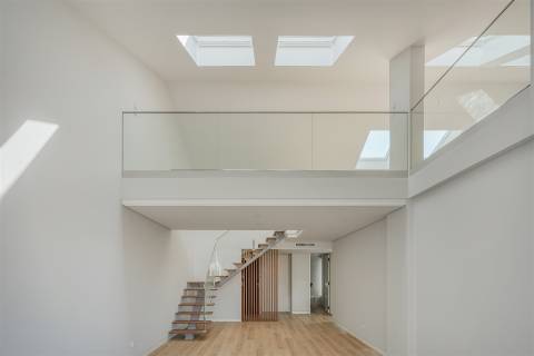 Moderno Apartamento  T3+1 no Centro de Carcavelos.