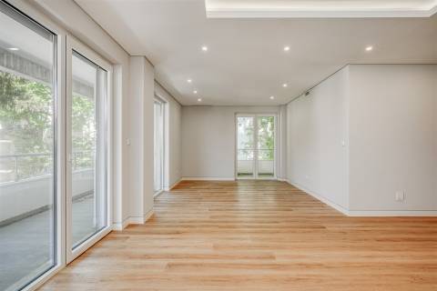 Apartamento  T3, com arquitetura contemporânea no Centro de Carcavelos.