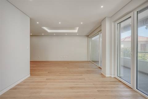 Apartamento  T3, com arquitetura contemporânea no Centro de Carcavelos.