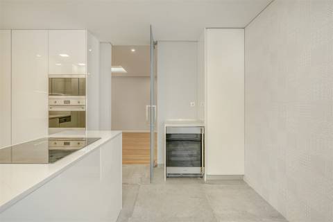 Apartamento  T3, com arquitetura contemporânea no Centro de Carcavelos.